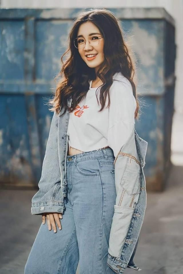 Chồng của "hot girl ca cổ" là đạo diễn kiêm biên kịch của nhiều bộ phim như Trái Cấm, Tuổi dậy thì… Hiện cả hai đang tận hưởng cuộc sống hôn nhân hạnh phúc.