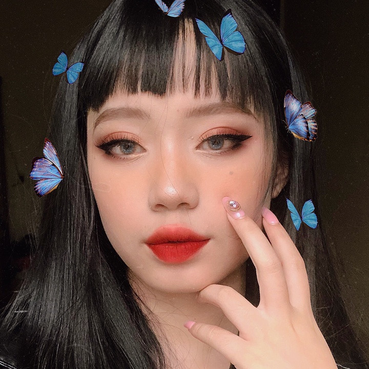 Trong các clip Tiktok, em "bung lụa" makeup lồng lộn theo ý mình nhưng khi đến trường thì em chọn lối trang điểm nhẹ nhàng hơn, hầu như chỉ đánh son vì em tin là không chỉ có em mà nhiều bạn gái cũng không muốn trở thành gương mặt "nổi cộm" trong mắt những giáo viên khó tính". Hot girl 10X chia sẻ thêm.