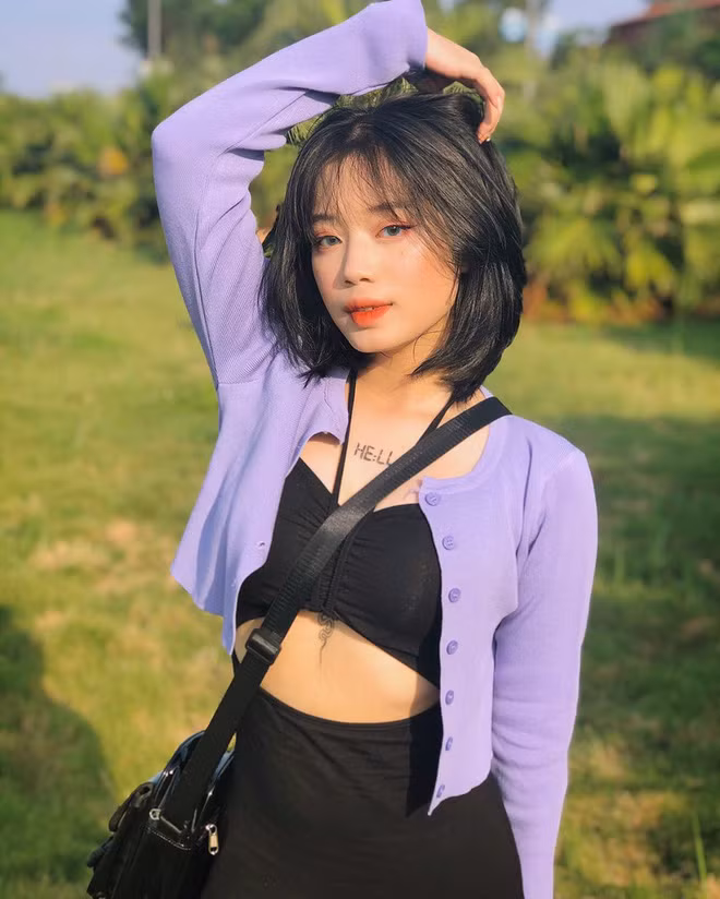 Trang Nguyễn sẵn sàng "show" ra mặt mộc trong các clip makeup để ai cũng thấy được sự ảo diệu, thần thánh của việc trang điểm.