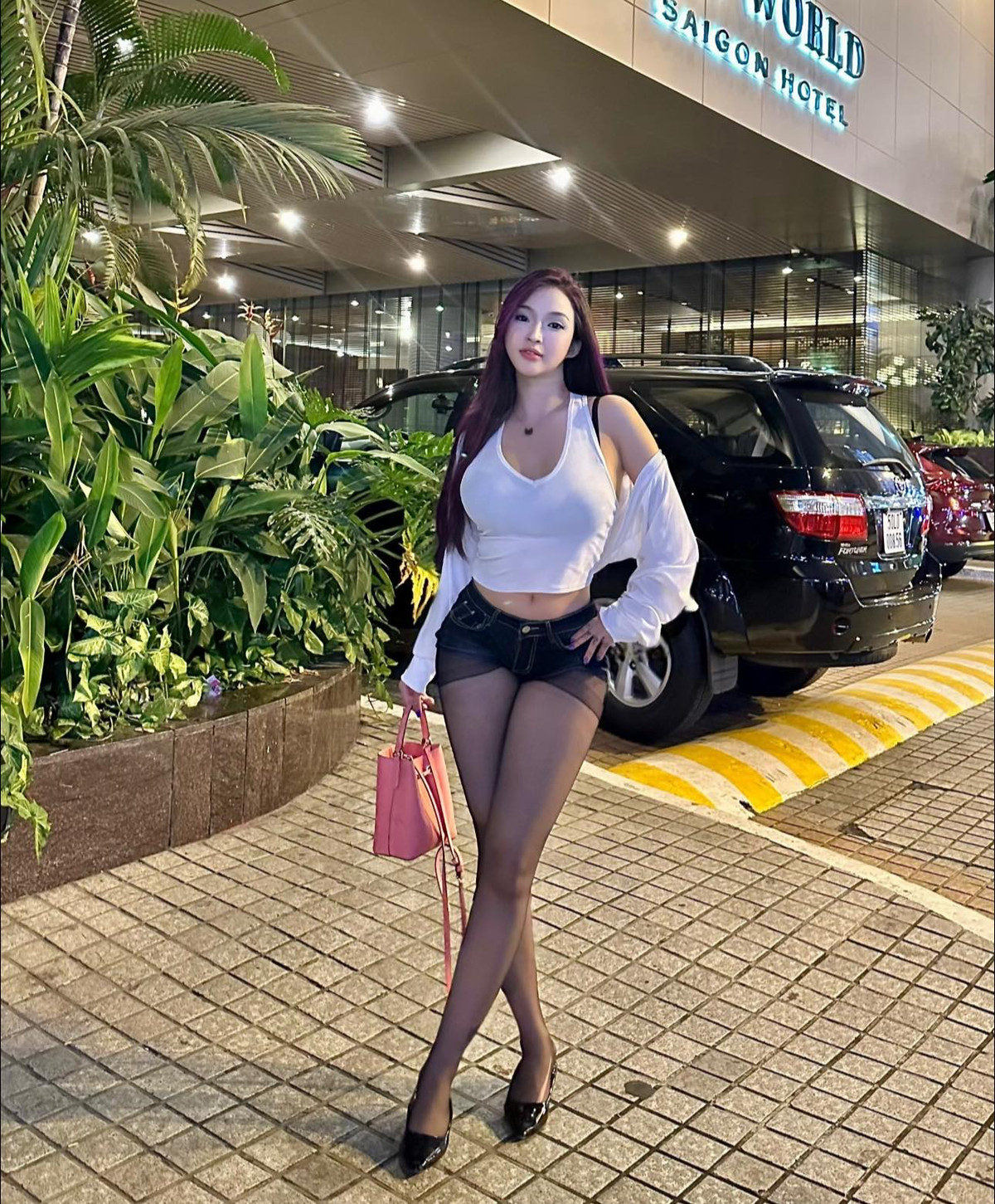 Nhiều người cho rằng gái xinh Đồng Nai đã quá khôn ngoan khi không để những lời đồn đoán ảnh hưởng đến cuộc sống của mình.