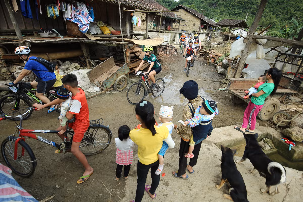 Nghề làm giấy bản có từ lâu đời. Giấy bản vừa có mùi thơm đặc trưng của núi rừng, lại rất dai, mỏng, phục vụ nhu cầu sinh hoạt tâm linh của đồng bào dân tộc trong vùng.