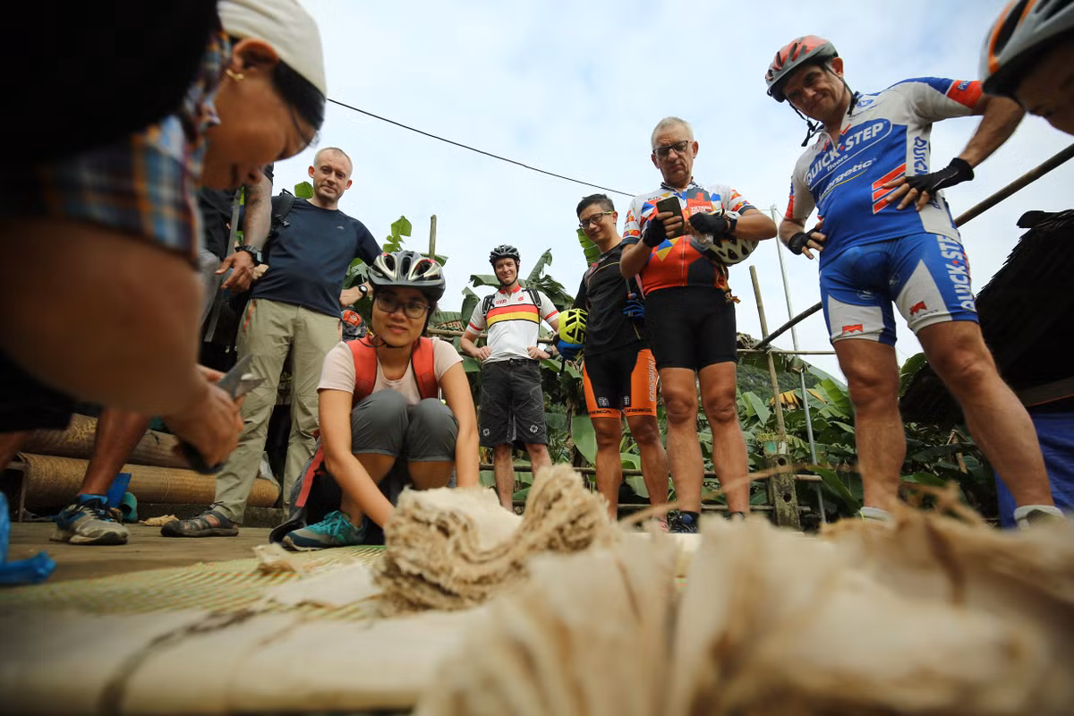 Để làm được sản phẩm giấy bản cần trải qua nhiều công đoạn thủ công hoàn toàn rất cầu kì. Vỏ cây sau khi lấy về sẽ phải tước vỏ đen một lần nữa, đây cũng là công đoạn mất nhiều công và thời gian nhất, đòi hỏi sự tỉ mỉ, cần mẫn, bởi tước được phần vỏ đen càng sạch thì giấy làm ra sẽ càng trắng.