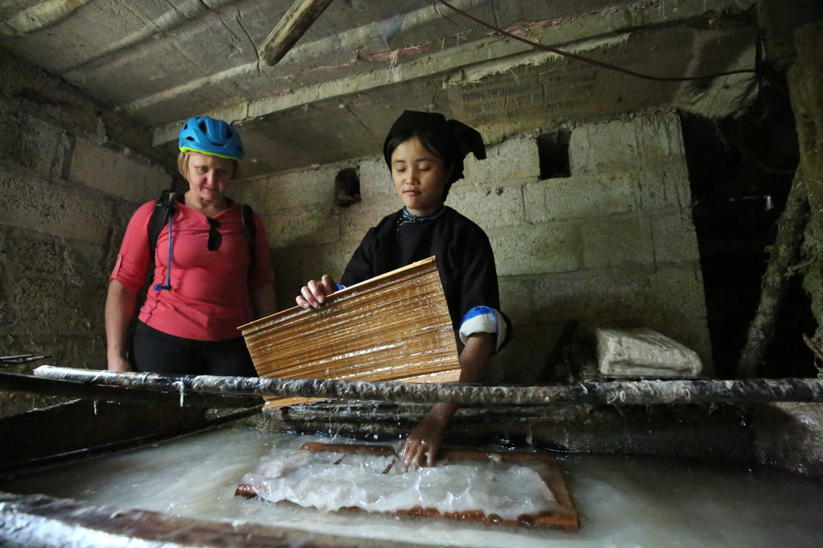 Công dụng của sản phẩm giấy bản từ xưa dùng để ghi chép, trang trí nhà, đậy thức ăn, làm tiền vàng mã. Cuộc sống hiện đại ngày nay vẫn dùng vào việc làm vàng mã và bọc thức ăn, lau chùi đồ dùng rất tốt.