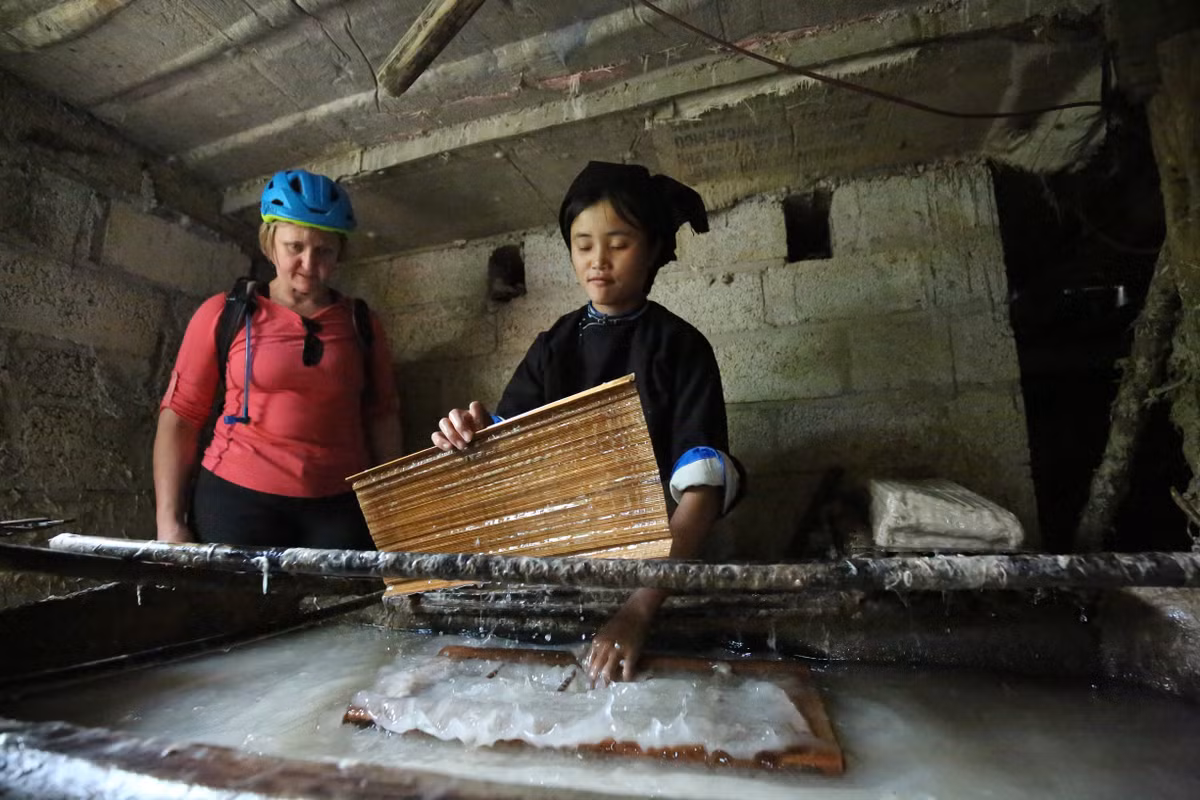 Công dụng của sản phẩm giấy bản từ xưa dùng để ghi chép, trang trí nhà, đậy thức ăn, làm tiền vàng mã. Cuộc sống hiện đại ngày nay vẫn dùng vào việc làm vàng mã và bọc thức ăn, lau chùi đồ dùng rất tốt.