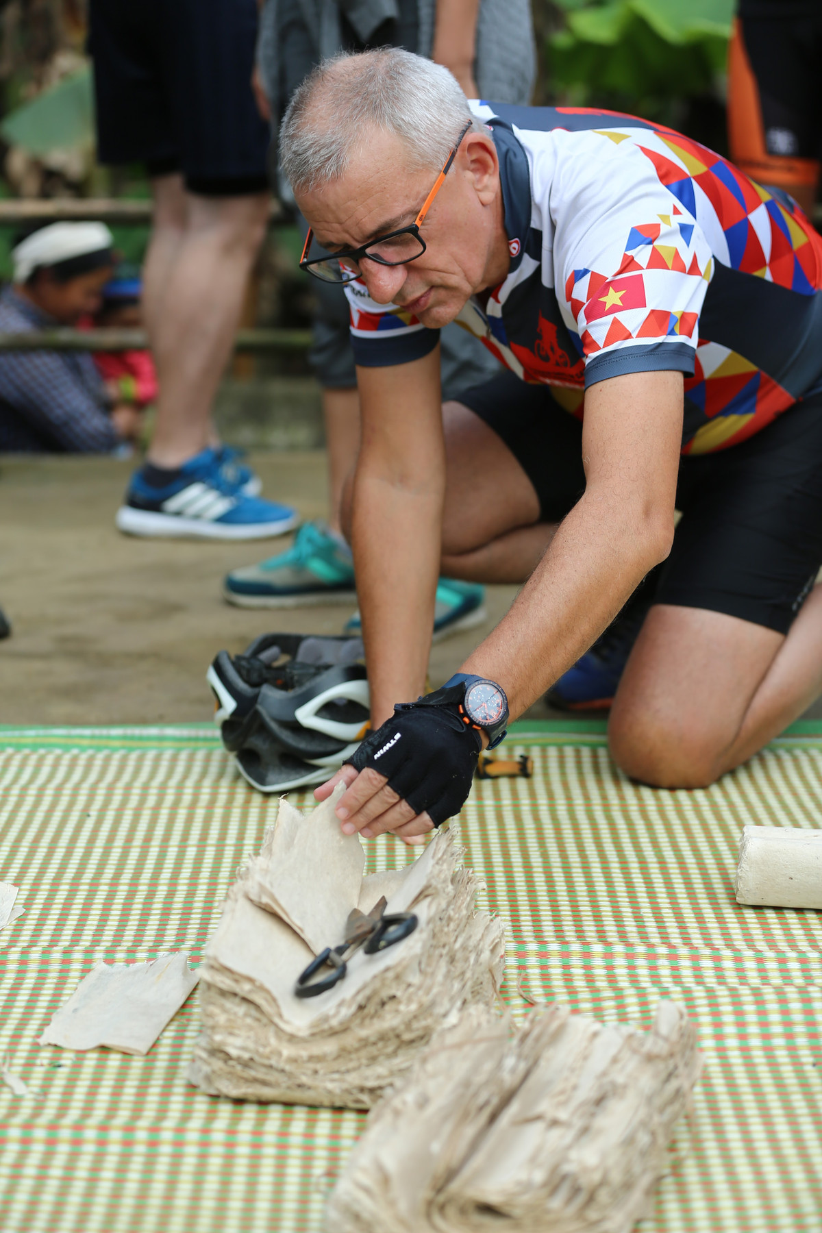 Cuối cùng, đem khuôn xuống lắc đều và nhấc lên dứt khoát để nước trải đều trên khuôn, sẽ có một sản phẩm giấy ở dạng ướt, rồi đem ép vắt nước để sản phẩm giấy được đều. Giấy ép xong được rải lên 2 mặt lò đun lửa nhỏ trong khoảng 1 tiếng giấy sẽ khô.