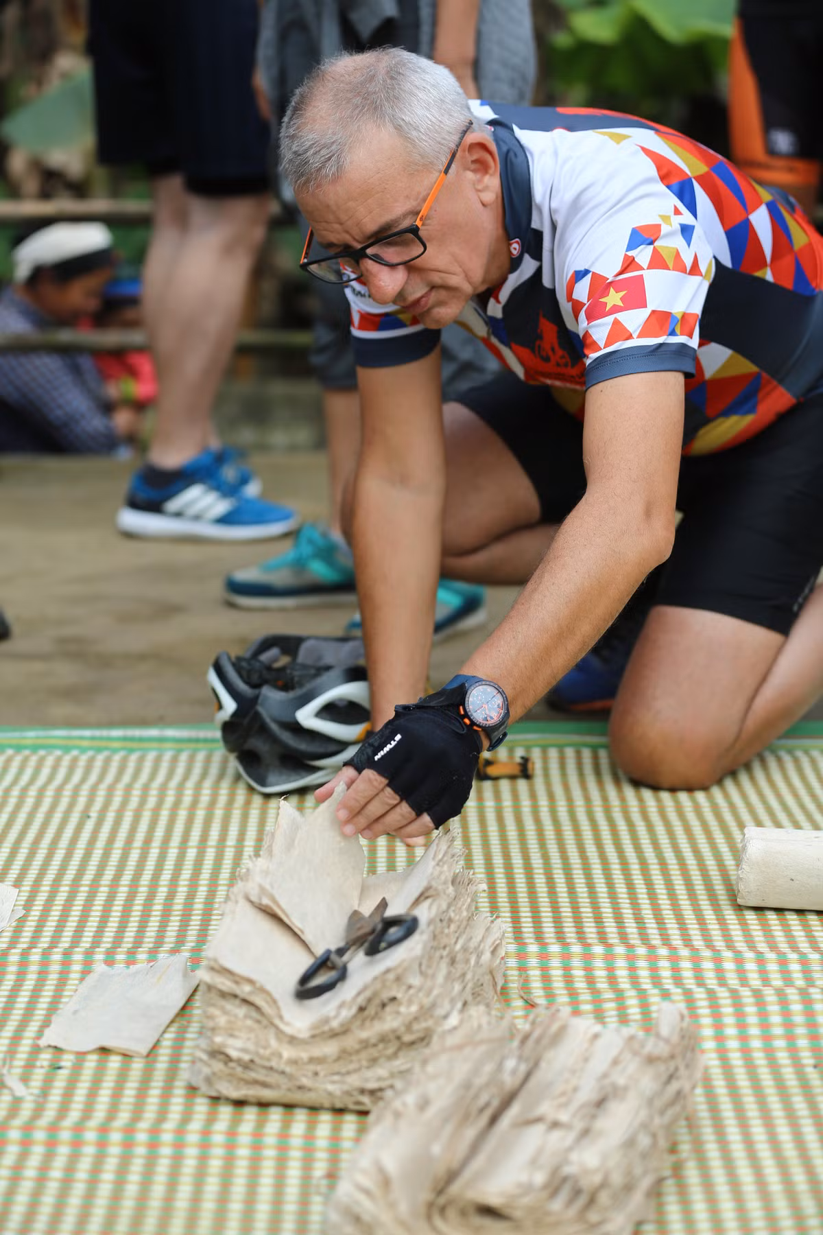 Cuối cùng, đem khuôn xuống lắc đều và nhấc lên dứt khoát để nước trải đều trên khuôn, sẽ có một sản phẩm giấy ở dạng ướt, rồi đem ép vắt nước để sản phẩm giấy được đều. Giấy ép xong được rải lên 2 mặt lò đun lửa nhỏ trong khoảng 1 tiếng giấy sẽ khô.