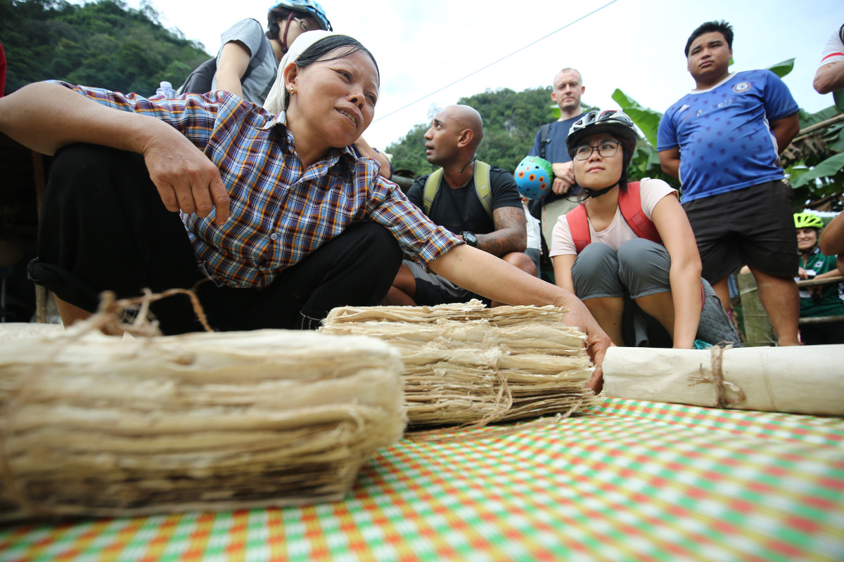 Phần vỏ tước xong được đem ngâm vôi trong khoảng thời gian 2-3 ngày cho nhừ, rồi lại đem đi luộc khoảng 3 tiếng, sau đó đem ngâm vào nước lã trong 2 ngày. Sau đó, phần vỏ sẽ được đập thật nát xuống bể múc. Khi khuấy đều, sẽ có một loại nước màu vàng nhạt, đặc sánh.