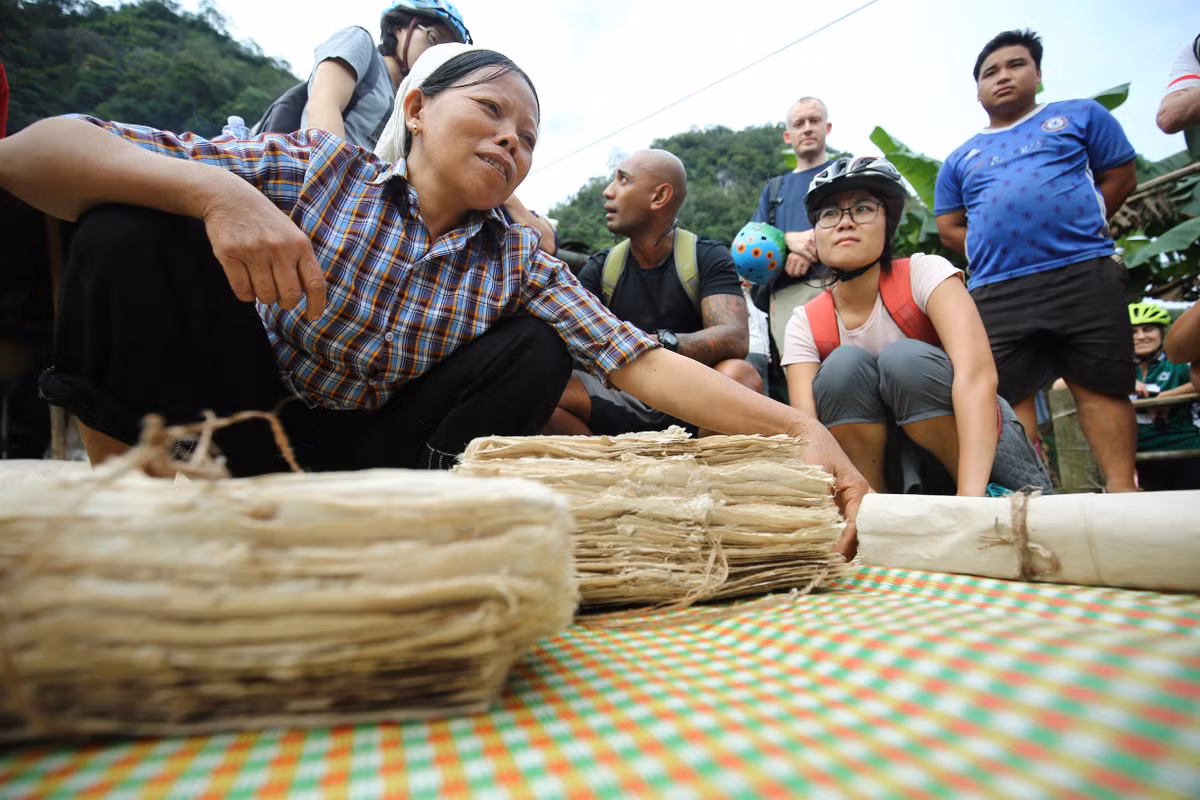Phần vỏ tước xong được đem ngâm vôi trong khoảng thời gian 2-3 ngày cho nhừ, rồi lại đem đi luộc khoảng 3 tiếng, sau đó đem ngâm vào nước lã trong 2 ngày. Sau đó, phần vỏ sẽ được đập thật nát xuống bể múc. Khi khuấy đều, sẽ có một loại nước màu vàng nhạt, đặc sánh.