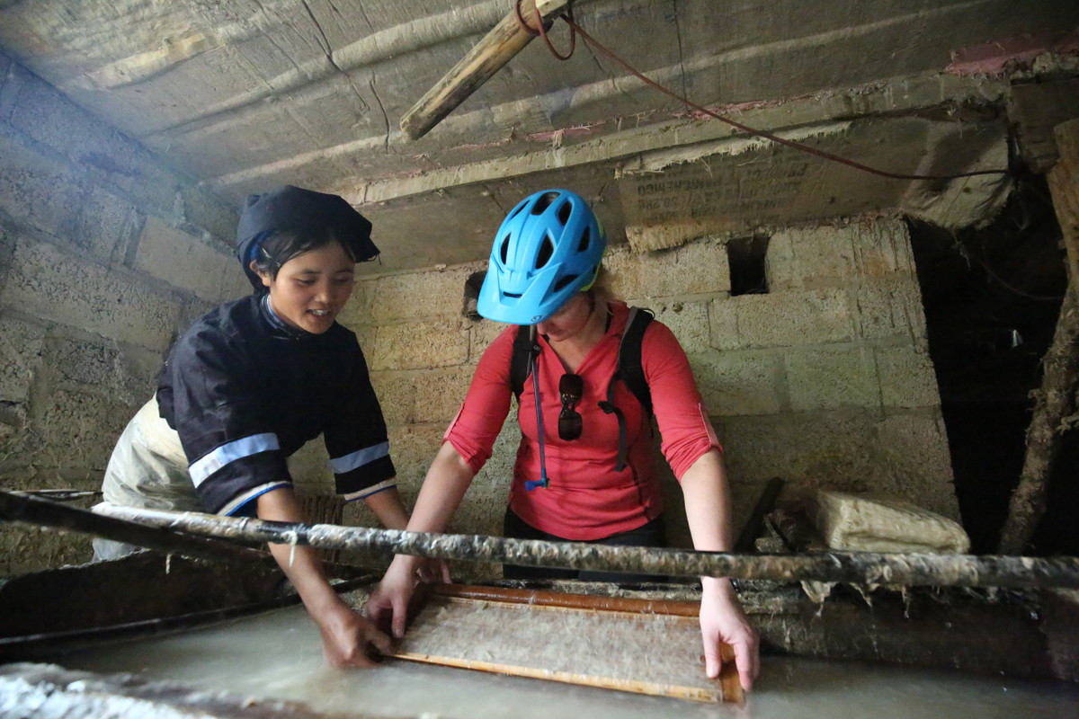 Nguyên liệu chính để làm giấy bản là cây giấy dó (tiếng Nùng gọi là cây mạy sla). Việc làm giấy bản không gây ô nhiễm môi trường, bởi sau khi chặt cây mạy sla, tước lấy vỏ, tận thu thân cây làm chất đốt, lá cây dùng để chăn nuôi trâu, bò.