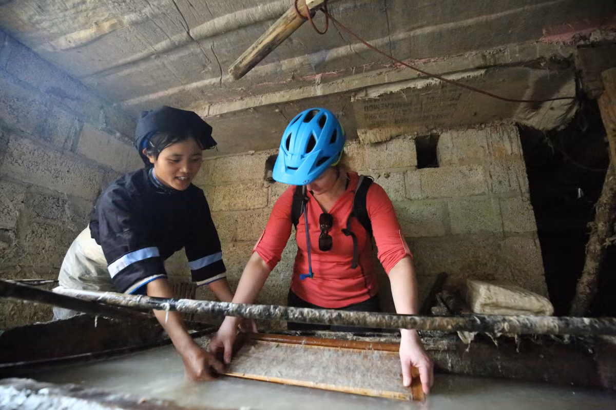 Nguyên liệu chính để làm giấy bản là cây giấy dó (tiếng Nùng gọi là cây mạy sla). Việc làm giấy bản không gây ô nhiễm môi trường, bởi sau khi chặt cây mạy sla, tước lấy vỏ, tận thu thân cây làm chất đốt, lá cây dùng để chăn nuôi trâu, bò.