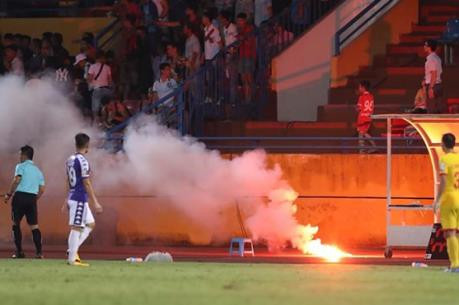 Pháo sáng không chỉ có Hải Phòng mà CĐV Nam Định cũng xử dụng. Không chỉ đốt trên khán đài mà NHM quá khích còn ném xuống sân, điều này rất nguy hiểm cho các cầu thủ khi họ đang thi đấu.