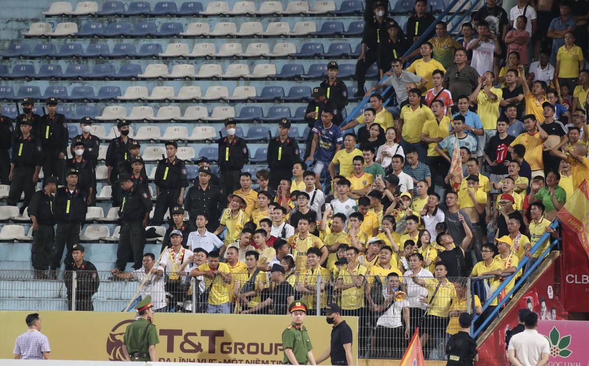 Mới đây, tại V-League 2023, một lần nữa CĐV Nam Định lại tự bôi xấu hình ảnh của mình khi có những lời xúc phạm trọng tài điều khiển trận đấu với CLB Hà Nội FC bằng những lời lẽ thô tục.