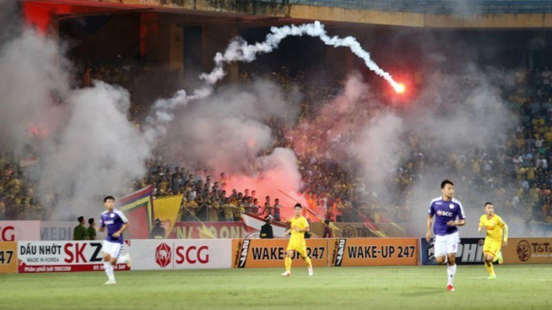 Hình ảnh CĐV Nam Định biến sân Hàng Đẫy cực xấu xí trong trận đấu mà họ làm khách đội chủ nhà Hà Nội FC vào năm 2019.