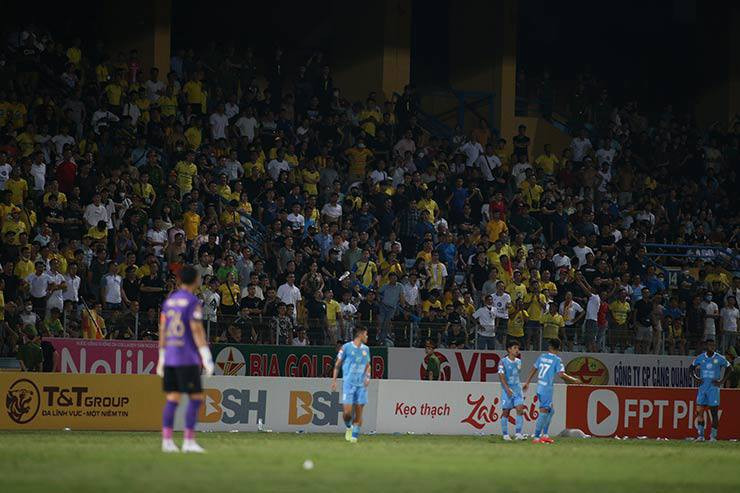 Không chỉ xúc phạm trọng tại, CĐV Nam Định còn không ngừng ném chai lọ, dép... xuống sân khiến trận đấu với CLB Hà Nội bị gián đoạn.