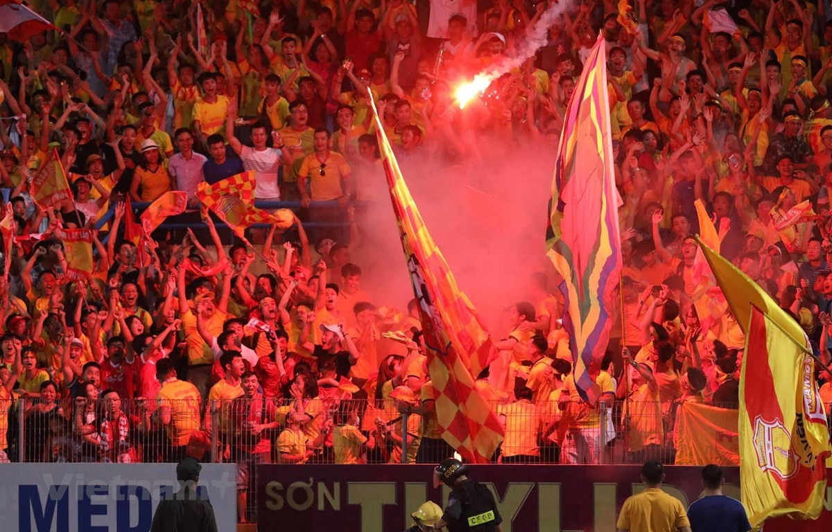 Tối 11/9/2019, trong trận đấu giữa CLB Hà Nội và CLB Nam Định, một nhóm CĐV quá khích của Nam Định đã đốt và ném nhiều pháo sáng khiến trận đấu bị gián đoạn. Một quả pháo sáng sau đó đã bay thẳng từ khán đài B sang khán đài A khiến 1 nữ CĐV bị bỏng nặng.