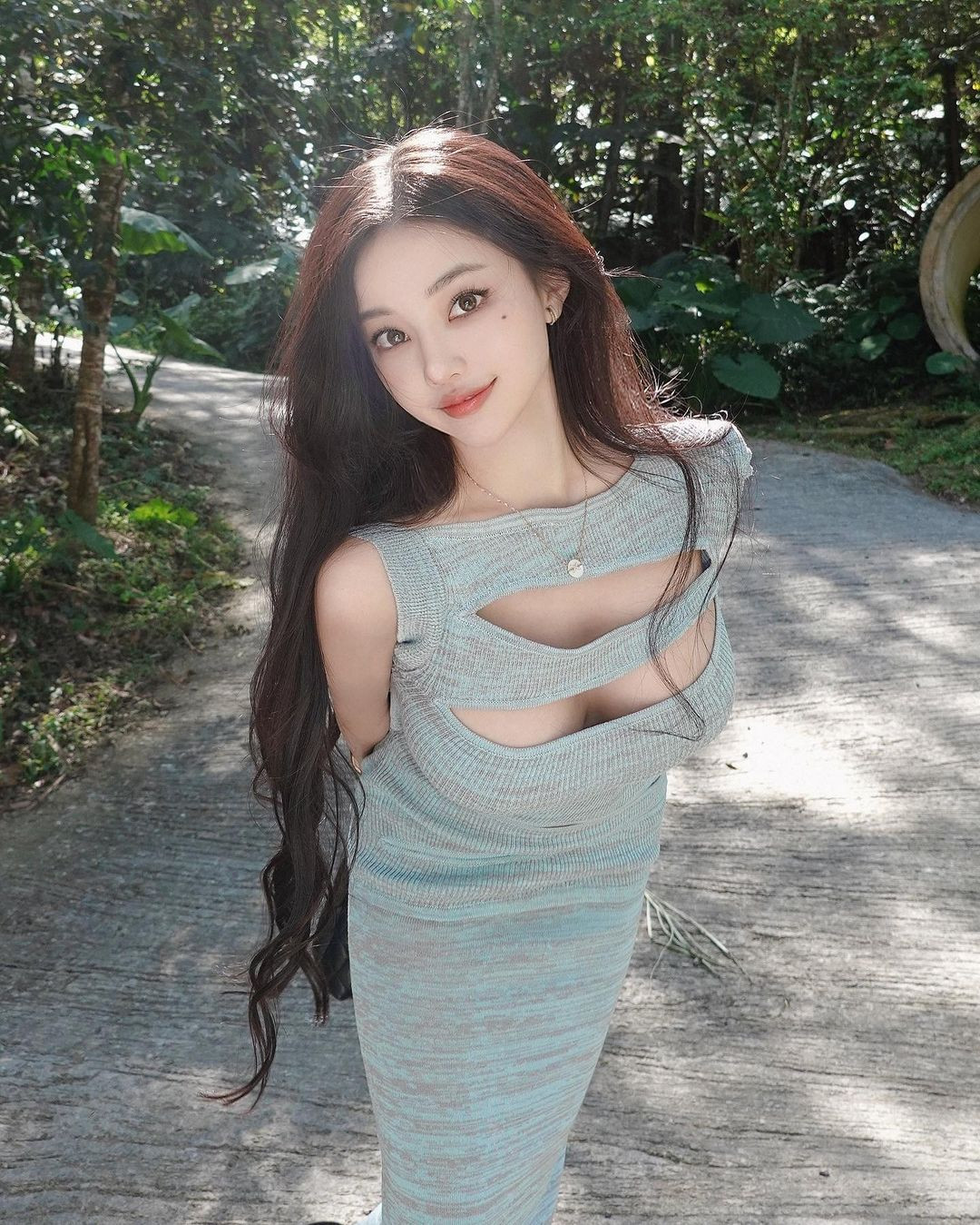 Ngoài thân hình "vạn người mơ", Huang Lin còn sở hữu nhan sắc tựa búp bê với gương mặt nhỏ, sống mũi cao, đôi môi căng mọng như trái anh đào và điểm thêm nốt ruồi duyên ở đuôi mắt.