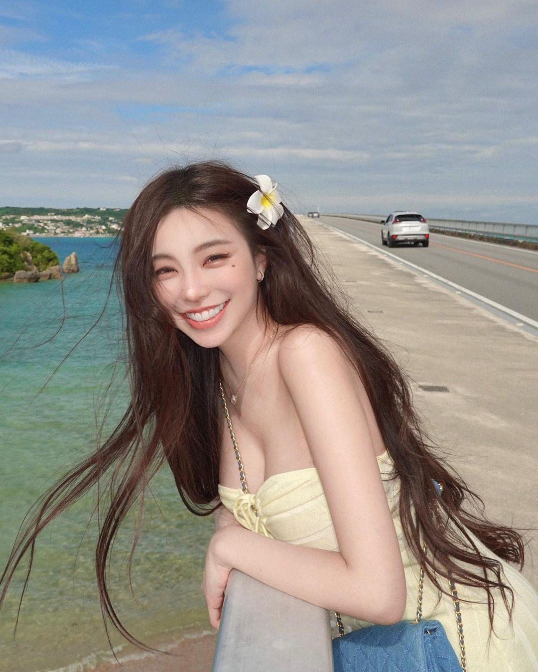 Về phong cách thời trang, Huang Lin thường xuyên diện trang phục mang hơi hướng gợi cảm và phô diễn trọn vẹn đường cong cơ thể.