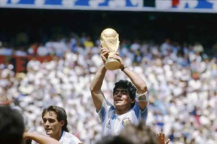 “Cậu bé vàng” Diego Maradona được nhiều người coi là một trong những cầu thủ vĩ đại nhất lịch sử bóng đá. Cú lừa bóng 60 mét của ông vượt qua 5 cầu thủ Anh trong trận tứ kết World Cup 1986 và dẫn đến "bàn thắng của thế kỷ".