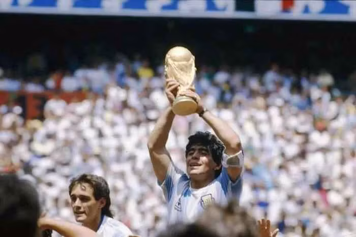 “Cậu bé vàng” Diego Maradona được nhiều người coi là một trong những cầu thủ vĩ đại nhất lịch sử bóng đá. Cú lừa bóng 60 mét của ông vượt qua 5 cầu thủ Anh trong trận tứ kết World Cup 1986 và dẫn đến "bàn thắng của thế kỷ".