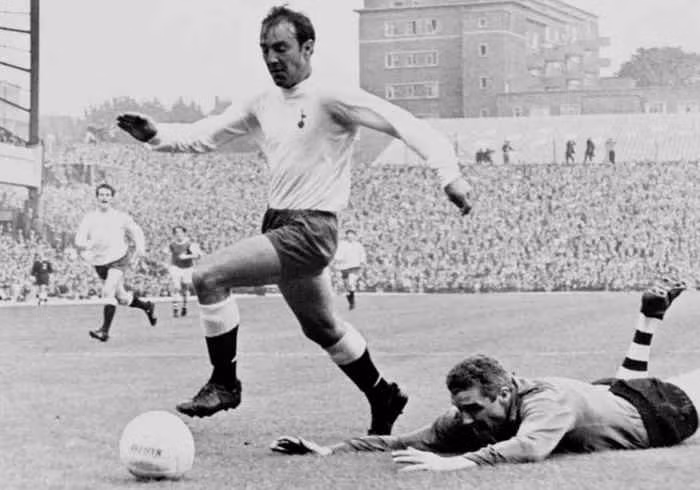 Jimmy Greaves là một thành viên quan trọng của đội vô địch World Cup 1966. Tuy nhiên, một chấn thương dã man khiến ông phải khâu 14 mũi và anh không thể tham dự trận chung kết.