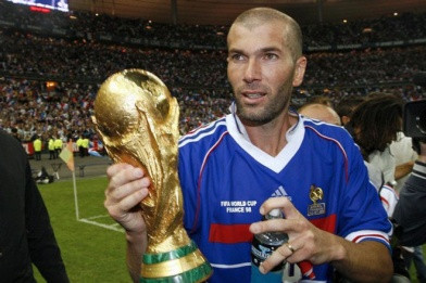 Zinedine Zidane là một trong những cầu thủ vĩ đại nhất và gây tranh cãi nhất. Chính "gã hói" đã giành chức vô địch World Cup 1998 cho Pháp trên sân nhà, ghi hai bàn trong trận chung kết.