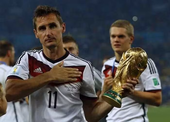Klose đã ghi bàn trong bốn kỳ World Cup thế giới và nâng cúp vô địch vào năm 2014. Anh ghi 71 bàn sau 137 trận, trong màu áo đội tuyển Đức.