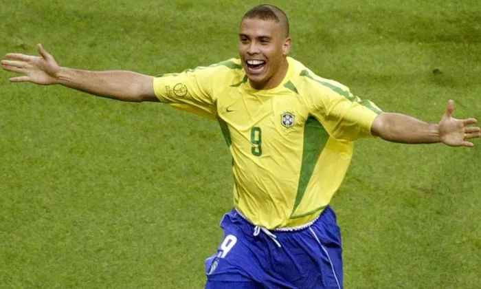 Ronaldo De Lima nâng cao chiếc cúp vô địch World Cup 1994, khi mới 17 tuổi. 4 năm sau, anh được vinh danh là cầu thủ xuất sắc nhất giải đấu này, sau khi đưa Brazil vào chung kết, trong hoàn cảnh bị co giật chỉ vài giờ trước trận đấu.