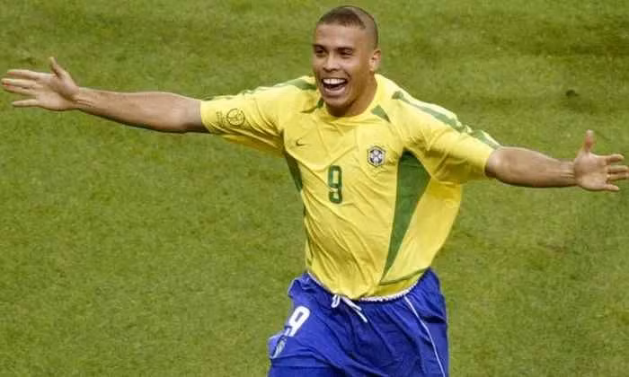 Ronaldo De Lima nâng cao chiếc cúp vô địch World Cup 1994, khi mới 17 tuổi. 4 năm sau, anh được vinh danh là cầu thủ xuất sắc nhất giải đấu này, sau khi đưa Brazil vào chung kết, trong hoàn cảnh bị co giật chỉ vài giờ trước trận đấu.