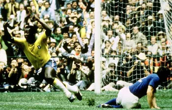 Pele đã 3 lần nâng cao chức vô địch World Cup trong những năm: 1958, 1962 và 1970. Chiến tích đoạt cúp vàng World Cup lần thứ 3 trong sự nghiệp tại Mexico năm 1970 đã đưa tên tuổi Pele vào lịch sử.