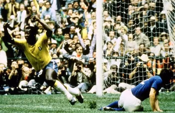 Pele đã 3 lần nâng cao chức vô địch World Cup trong những năm: 1958, 1962 và 1970. Chiến tích đoạt cúp vàng World Cup lần thứ 3 trong sự nghiệp tại Mexico năm 1970 đã đưa tên tuổi Pele vào lịch sử.