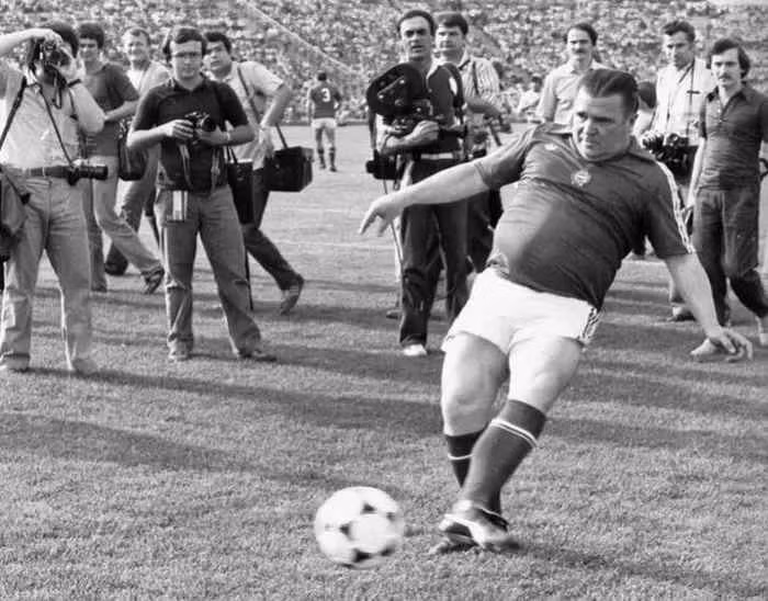 Puskas ghi 84 bàn sau 85 trận cho Hungary và có 4 lần ra sân cho Tây Ban Nha.