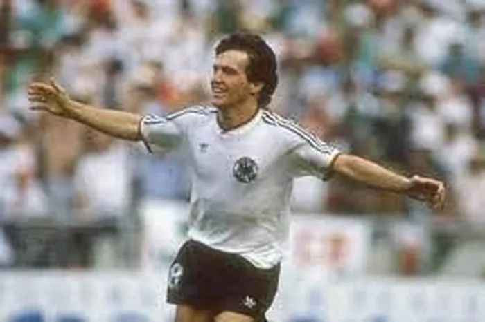 Cầu thủ khoác áo Đức - Lothar Matthaus đã ghi 23 bàn sau 150 trận đấu quốc tế. Là một tiền vệ box-to-box (thuật ngữ dùng để chỉ những cầu thủ chơi ở tuyến giữa nhưng có khả năng di chuyển và có mặt ở mọi điểm nóng trên sân), Matthaus đã góp mặt ở 5 cúp thế giới, giúp đội bóng vô địch World Cup năm 1990.