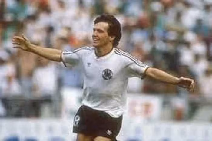 Cầu thủ khoác áo Đức - Lothar Matthaus đã ghi 23 bàn sau 150 trận đấu quốc tế. Là một tiền vệ box-to-box (thuật ngữ dùng để chỉ những cầu thủ chơi ở tuyến giữa nhưng có khả năng di chuyển và có mặt ở mọi điểm nóng trên sân), Matthaus đã góp mặt ở 5 cúp thế giới, giúp đội bóng vô địch World Cup năm 1990.