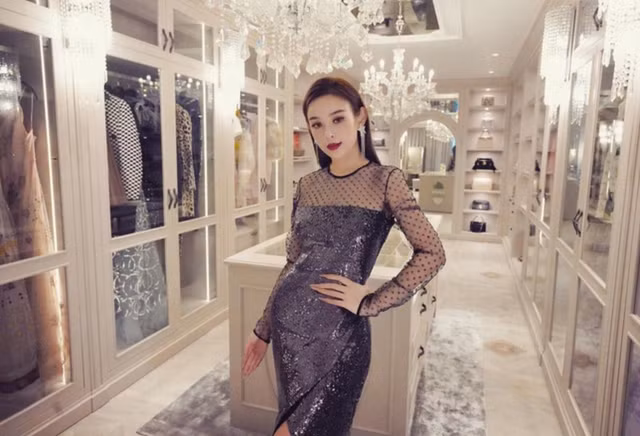 Từ lâu, Huyền Baby đã được mệnh danh là “phú bà showbiz Việt”. Mỹ nhân sinh năm 1989 sở hữu nhiều yếu tố mà ai cũng ngưỡng mộ như sự xinh đẹp, nổi tiếng và giàu sang.