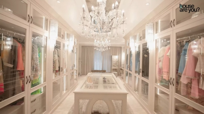 Đặc biệt, căn phòng trưng bày đồ hiệu, được trang trí bằng dàn đèn pha lê đắt đỏ của Huyền Baby cũng gây sốt một thời.