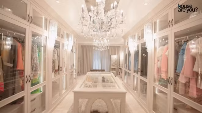 Đặc biệt, căn phòng trưng bày đồ hiệu, được trang trí bằng dàn đèn pha lê đắt đỏ của Huyền Baby cũng gây sốt một thời.