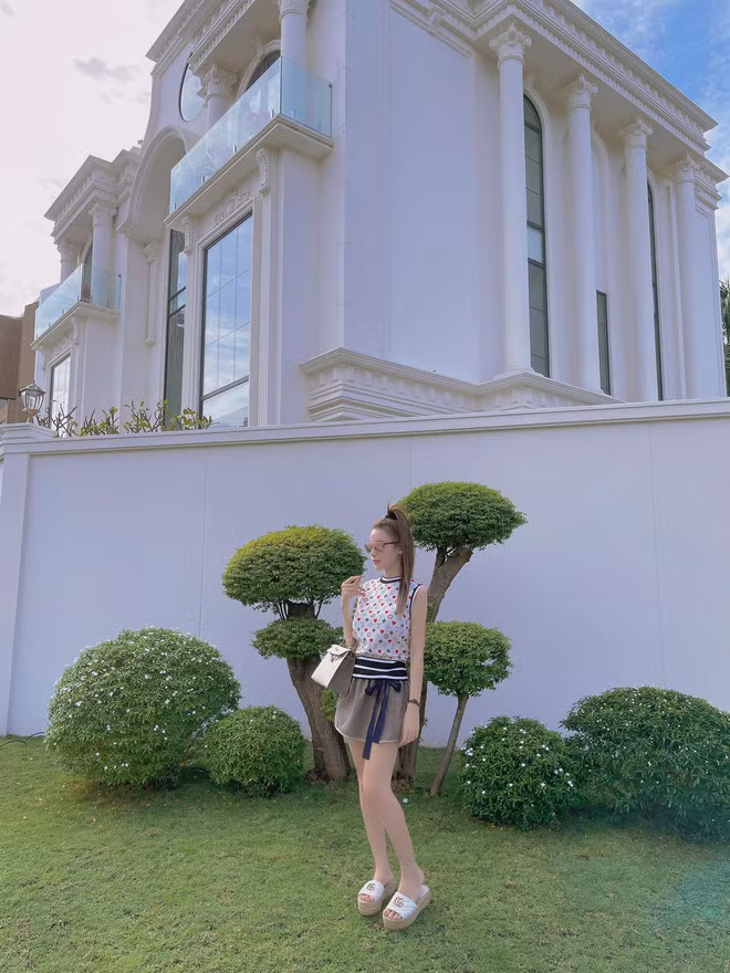 Huyền Baby sở hữu một căn biệt thự trị giá 80 tỷ đồng, đây cũng là món quà mà ông xã dành tặng vào dịp Lễ tình nhân năm 2020. Diện tích của căn biệt thự này còn rộng đến mức có cả không gian chơi golf ngay tại gia.