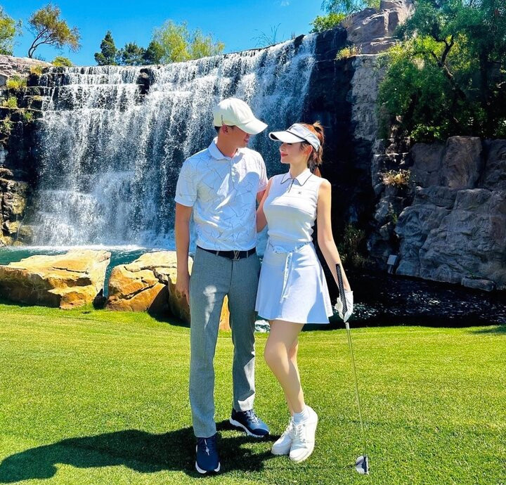 Huyền Baby luôn nổi bật với loạt đồ hiệu dát từ đầu đến chân. Cô nàng cũng được ông xã cưng chiều trong chuyện mua sắm, không ngại chi tiền bay sang Singapore chỉ để mua một chiếc váy rồi bay về. Hay mỗi khi buồn chán, cô nàng cũng được chồng “ting ting” 24 tỷ đồng để thỏa thích shopping.