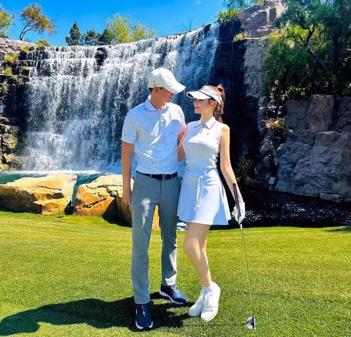 Huyền Baby luôn nổi bật với loạt đồ hiệu dát từ đầu đến chân. Cô nàng cũng được ông xã cưng chiều trong chuyện mua sắm, không ngại chi tiền bay sang Singapore chỉ để mua một chiếc váy rồi bay về. Hay mỗi khi buồn chán, cô nàng cũng được chồng “ting ting” 24 tỷ đồng để thỏa thích shopping.