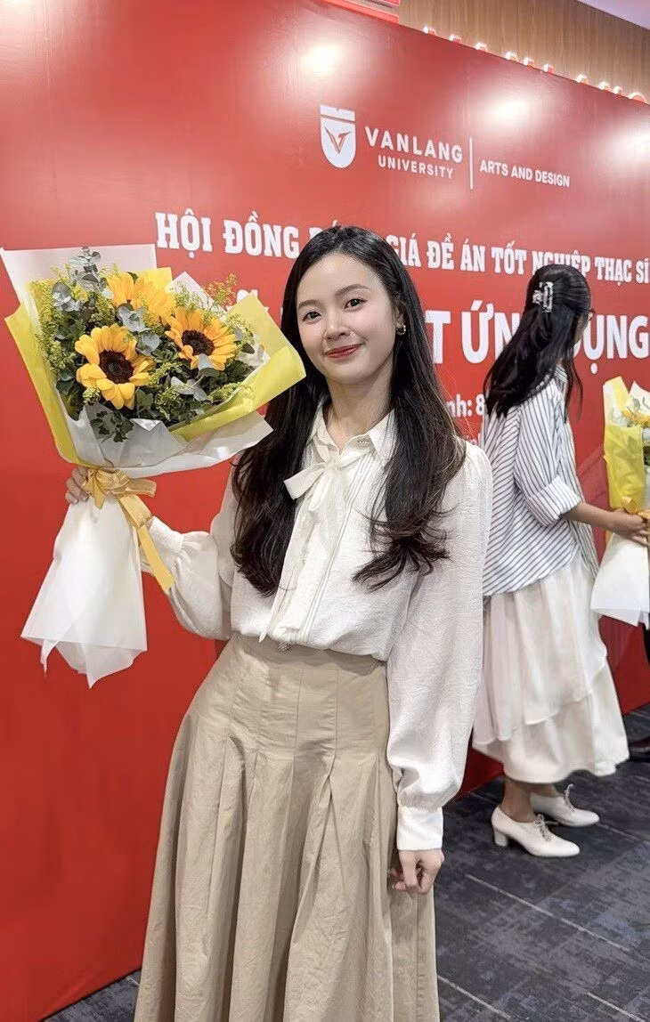 Midu (tên thật Đặng Thị Mỹ Dung, sinh năm 1989) là một trong số ít những hot girl đời đầu hoạt động nghệ thuật tích cực ở thời điểm hiện tại.