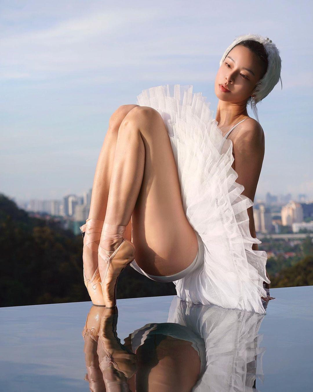 So với dáng người hiện tại, khi đang mặc một chiếc váy bó sát, Lý Nguyên Linh lộ rõ những đường cong hình thể nóng bỏng, nét mặt cũng trở nên sắc sảo, thân hình quyến rũ hơn.