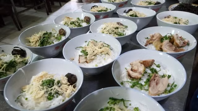 Không ít người tìm đến quán phở 5.000/ bát vì tò mò, nửa tin nửa ngờ, chẳng biết thực chất bát phở sẽ ra sao. Nhưng sau khi thưởng thức thì đa phần họ đều có chung nhận xét "quá ngon, quá rẻ".