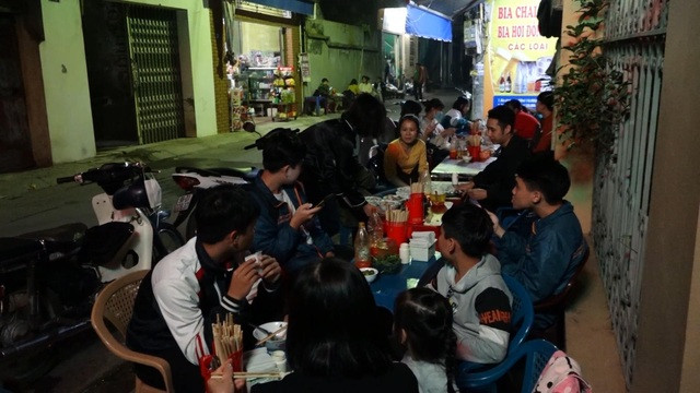 Mỗi ngày tôi bán hết vài chục con gà và tất cả số xương đó tôi đều không bỏ đi mà để làm nước dùng nên nó mới được nhiều thực khách yêu thích như vậy". Chủ quán phở "5K" cho biết thêm.