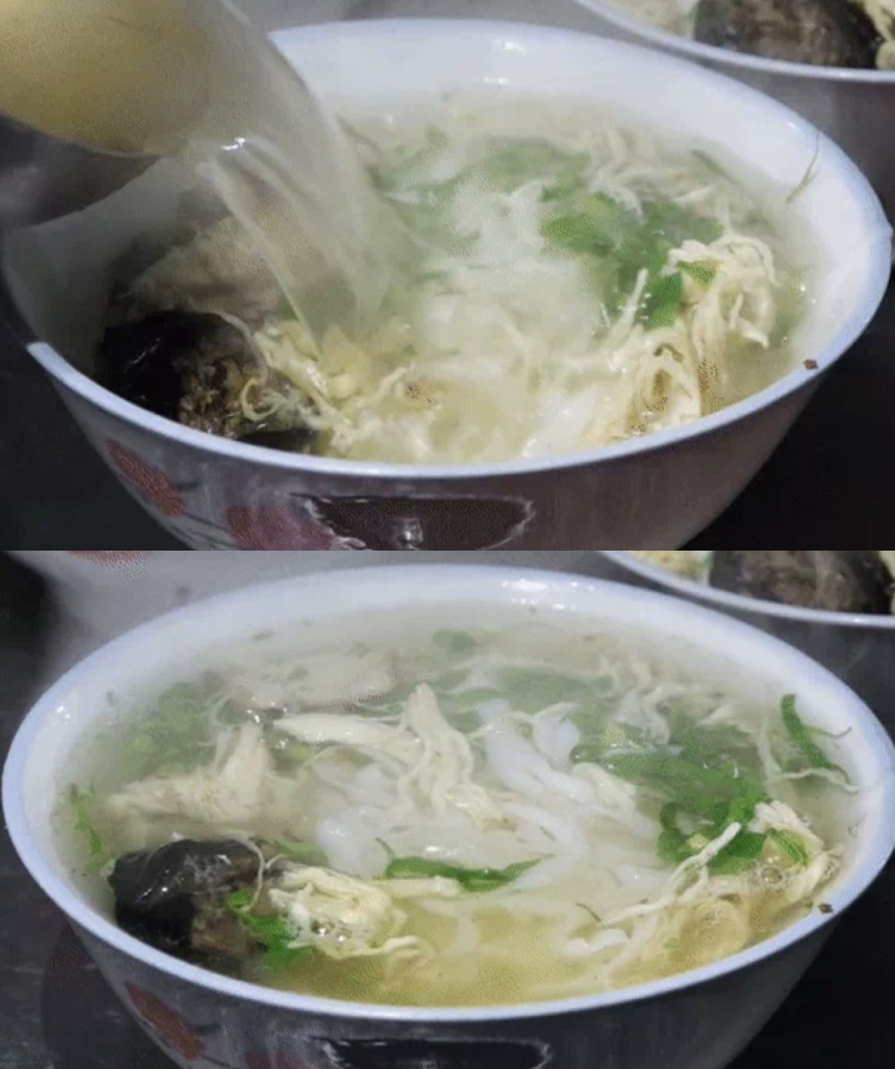 Đông khách quá mà quán lại nhỏ nên chị Chung phải kê thêm bàn ghế ra ngoài vỉa hè. Lúc cao điểm, khách phải chờ rất lâu mới có chỗ ngồi.