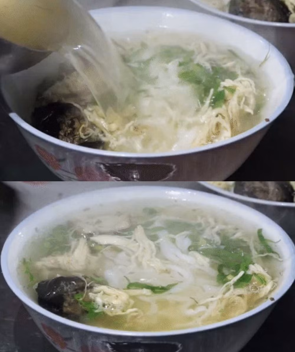 Đông khách quá mà quán lại nhỏ nên chị Chung phải kê thêm bàn ghế ra ngoài vỉa hè. Lúc cao điểm, khách phải chờ rất lâu mới có chỗ ngồi.