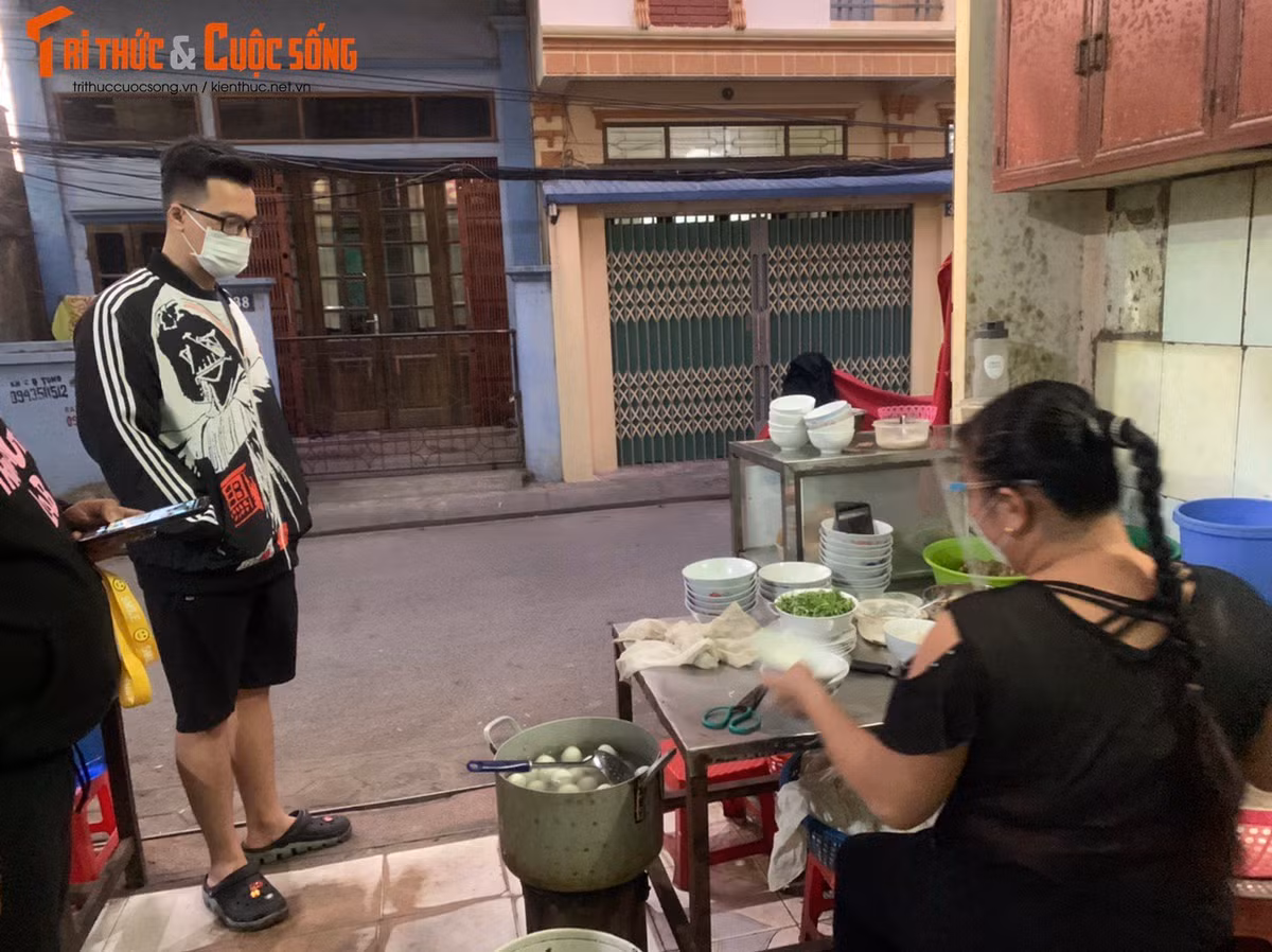 Dù có giá 5.000 đồng, thế nhưng một bát phở vẫn đầy đặn gà xé, chả lá lốt. Nếu muốn, khách có thể gọi thêm mọc, trứng trần... Bà chủ cho biết thêm, vì lúc nào cũng bán với giá "rẻ như cho" nên hầu như không có tiền xây sửa lại quán.