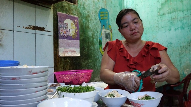 Theo tìm hiểu, quán phở này là của chị Nguyễn Thị Chung mở từ năm 2005 và cho đến nay nó vẫn không tăng giá.