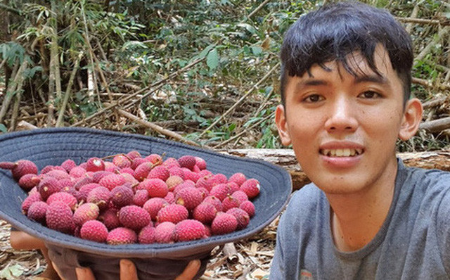 Trước khi được nổi tiếng và có doanh thu khủng từ kênh cá nhân, Youtuber nghèo nhất Việt Nam - Sang vlog chia sẻ, anh và gia đình từng sống trong căn nhà ọp ẹp, lợp từ tre nứa. Ở đó, chỉ có chiếc giường nhỏ, anh nhường cho mẹ còn mình nằm đất. Những ngày trời đổ mưa, từ mái nhà, nước đổ vào dột tứ phía. Thậm chí, ngay cả công cụ để quay video kiếm tiền cũng chỉ là một chiếc điện thoại đời cũ.