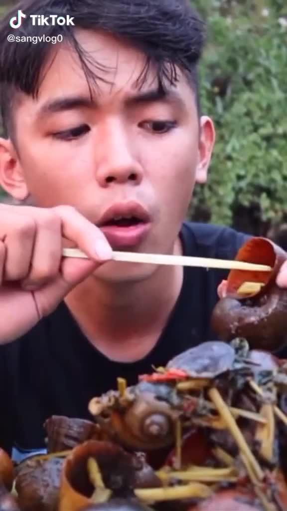 Trần Văn Sang (sinh năm 1995) được mệnh danh là YouTuber nghèo nhất Việt Nam. Từ một thanh niên phụ hồ, chỉ làm video lúc rảnh, hiện tại anh đã sở hữu kênh YouTube 3,39 triệu lượt theo dõi cùng doanh thu không hề nhỏ từ các sản phẩm mình làm ra.