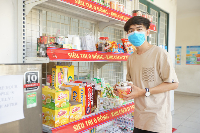 Còn nickname M.N.N bình luận: "Các bác lãnh đạo Việt Nam đầy nhân văn và quá chu đáo. Thực sự đây là một trong số những hình ảnh quá đẹp trong những ngày chống dịch tại Việt Nam".